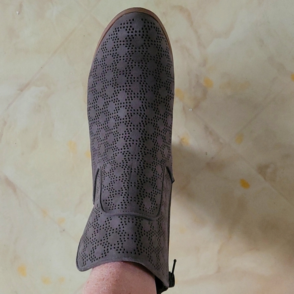 Carlos Santana Grey anckel boots.